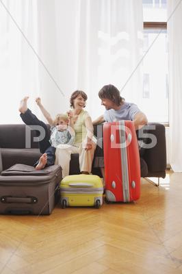 Stock photo of Deutschland, Leipzig, Familie mit Gepäck