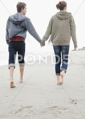 Stock photo of Casal de mãos dadas