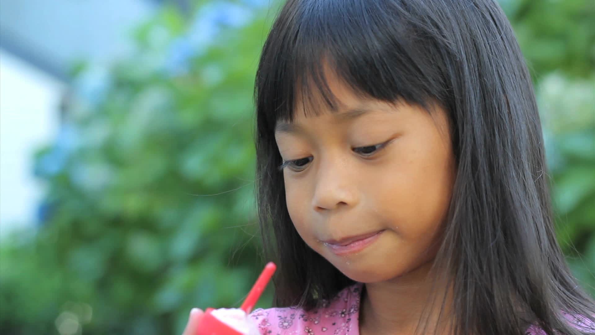 Литл янг видео. Маленькая девочка Обсасывает леденец. Детские 8 лет Japanese. Girl Popsicle Deep. Kids p t h c Betty.